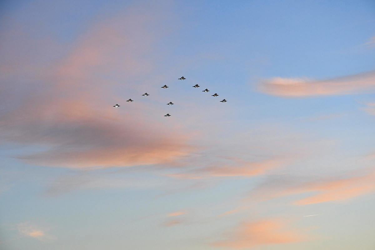 Stridsflyg som flyger i en julgransformation.