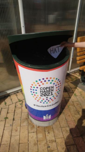 Hat hör hemma i soptunnorna