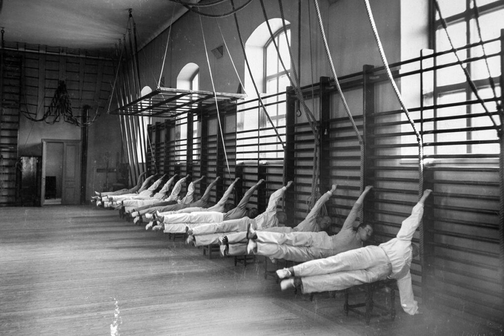 Män i vita kläder som hänger ut från ribbstolar.