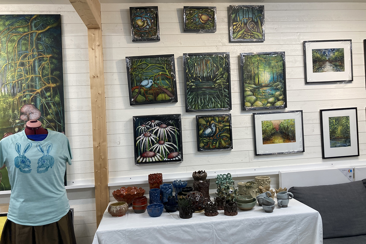 Tavlor och keramik som Ulrika har skapat.