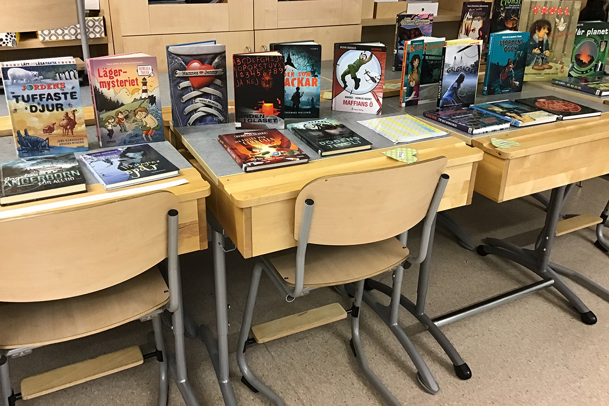 Böcker uppställda på bänkar.