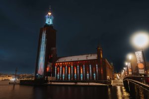 Stadshuset i Stockholm är upplyst.